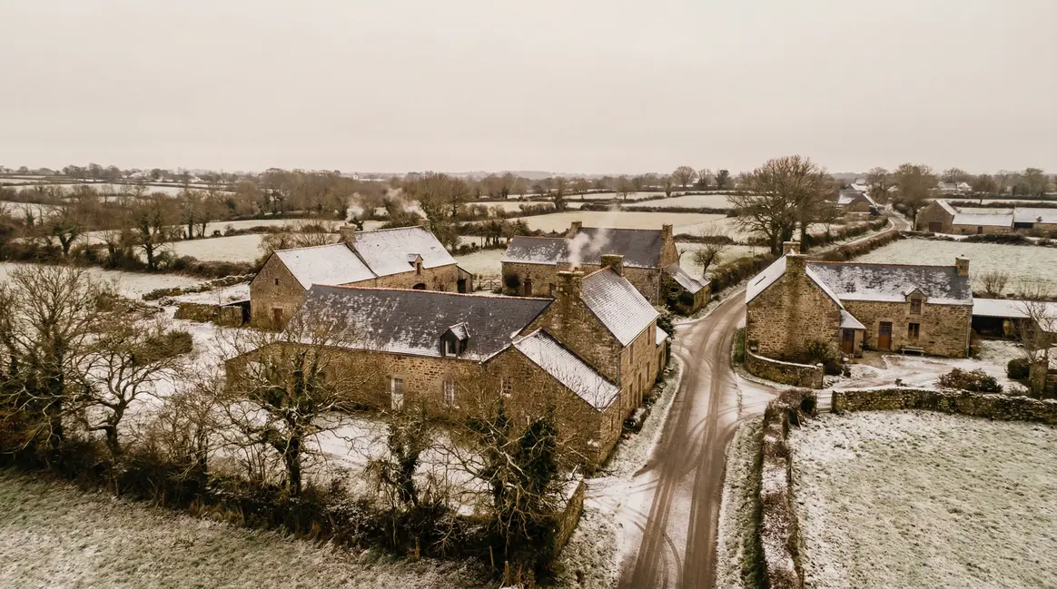 Vue campagne bretonne sous neige matin Noël