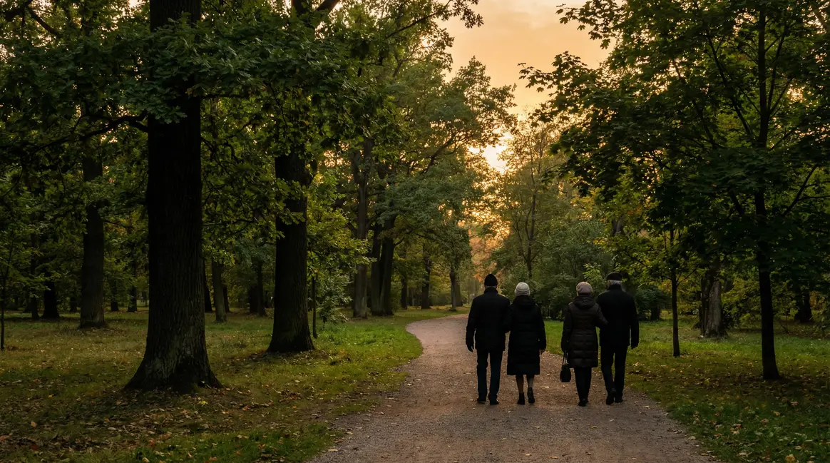Silhouettes de seniors marchant dans un parc verdoyant